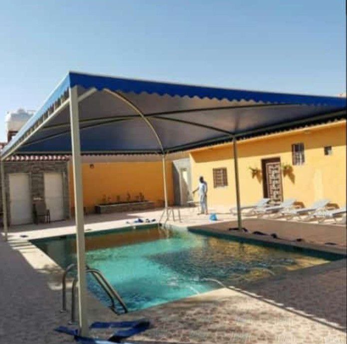 برجولات مع جدران زجاجية